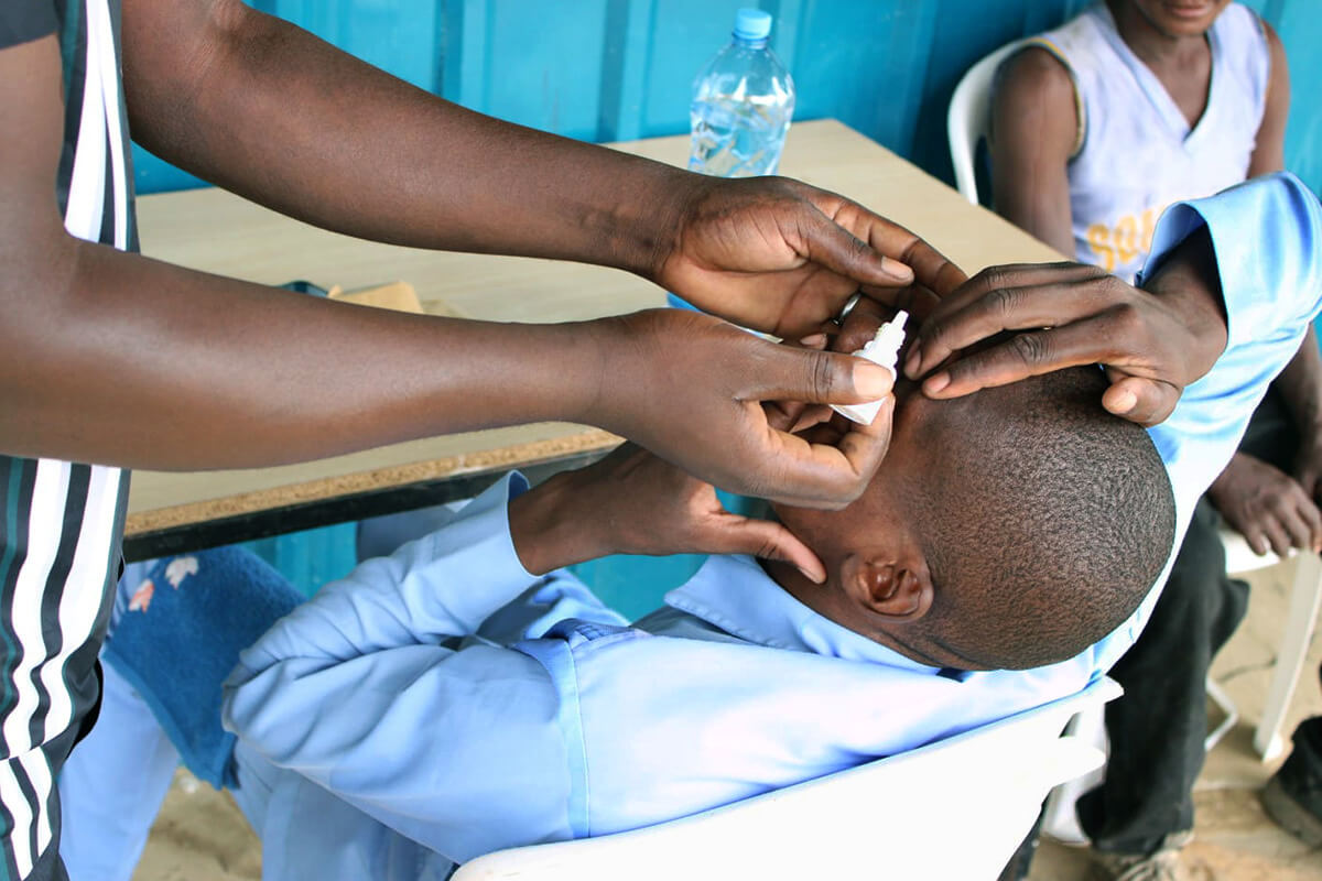 Un enfant reçoit un traitement ophtalmologique lors d’une consultation médicale gratuite organisée par la Conférence Kenya-Éthiopie de l’Église Méthodiste Unie. Cette consultation gratuite a été organisée par l’Inspired Word Mission Center, un ministère de la Conférence Kenya-Éthiopie de l’Église Méthodiste Unie. Photo de Selina Mutua, UM News. 