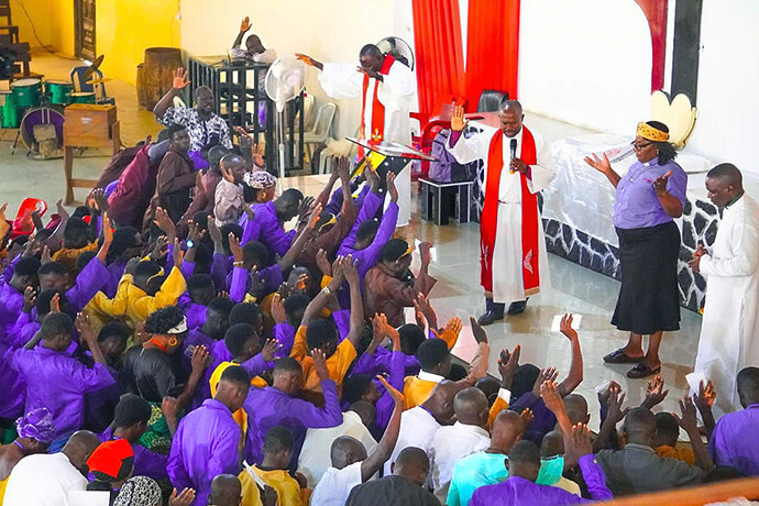 L'Evêque Ande I. Emmanuel (au centre à droite) prie pour les diplômés du programme de formation technique de l'Église Méthodiste Unie lors d'une cérémonie qui s'est tenue le 1er juillet à Jalingo, au Nigeria, marquant la reprise du programme après une interruption de deux décennies. Soixante-dix-huit stagiaires ont obtenu leur diplôme à l'issue de ce programme de formation professionnelle, acquérant des compétences en installation électrique et en soudure. Photo de Joseph Dauda Idris, UM News.