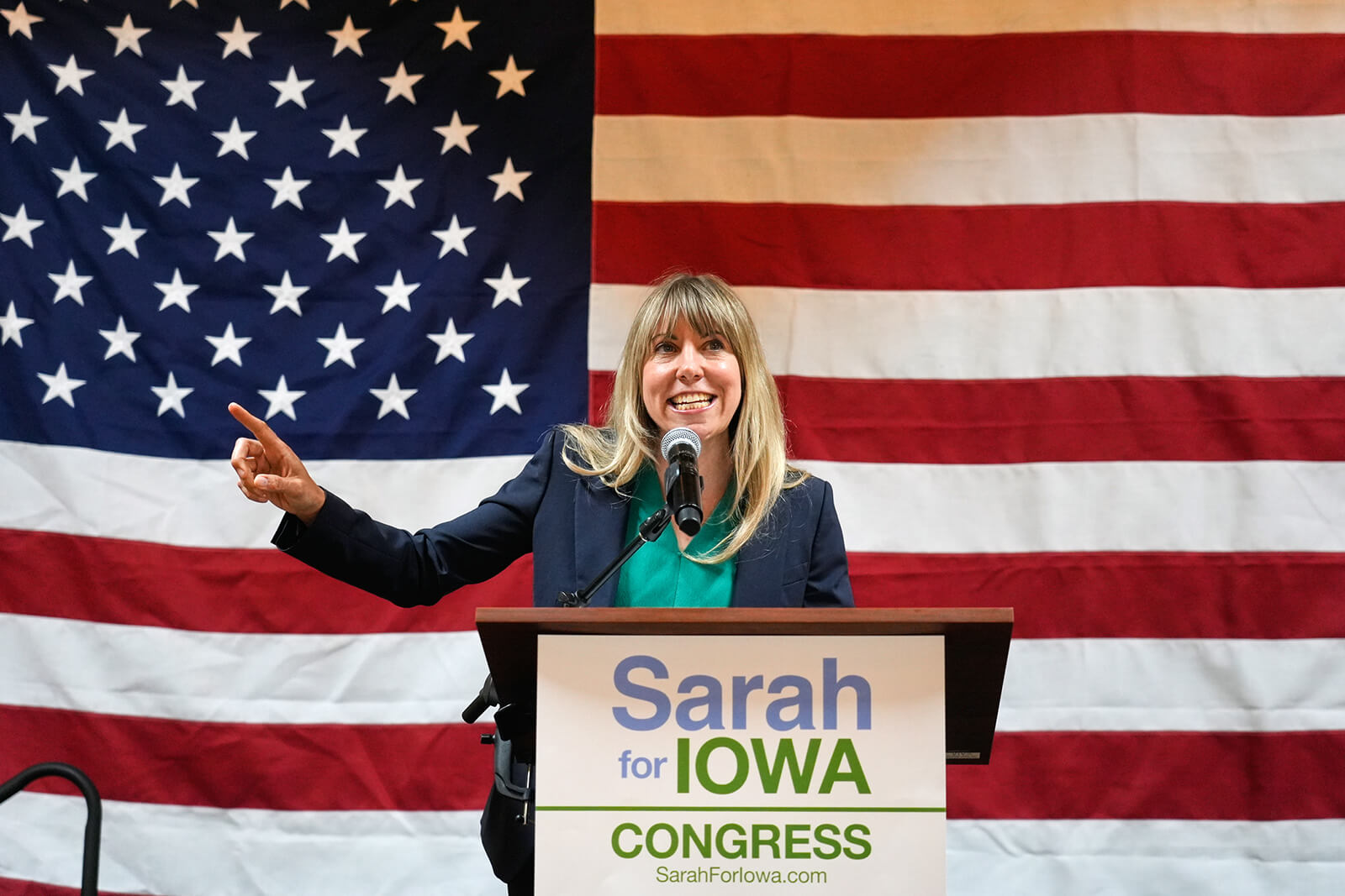 La Revda. Sarah Trone Garriott, candidata demócrata al Congreso por Iowa habló durante una reunión celebrada el martes 2 de junio de 2026, en Des Moines, Iowa, para seguir los resultados de las elecciones primarias del representante estatal de Iowa Josh Turek, candidato demócrata al Senado de los Estados Unidos. Foto cortesía de AP/Bryon Houlgrave.