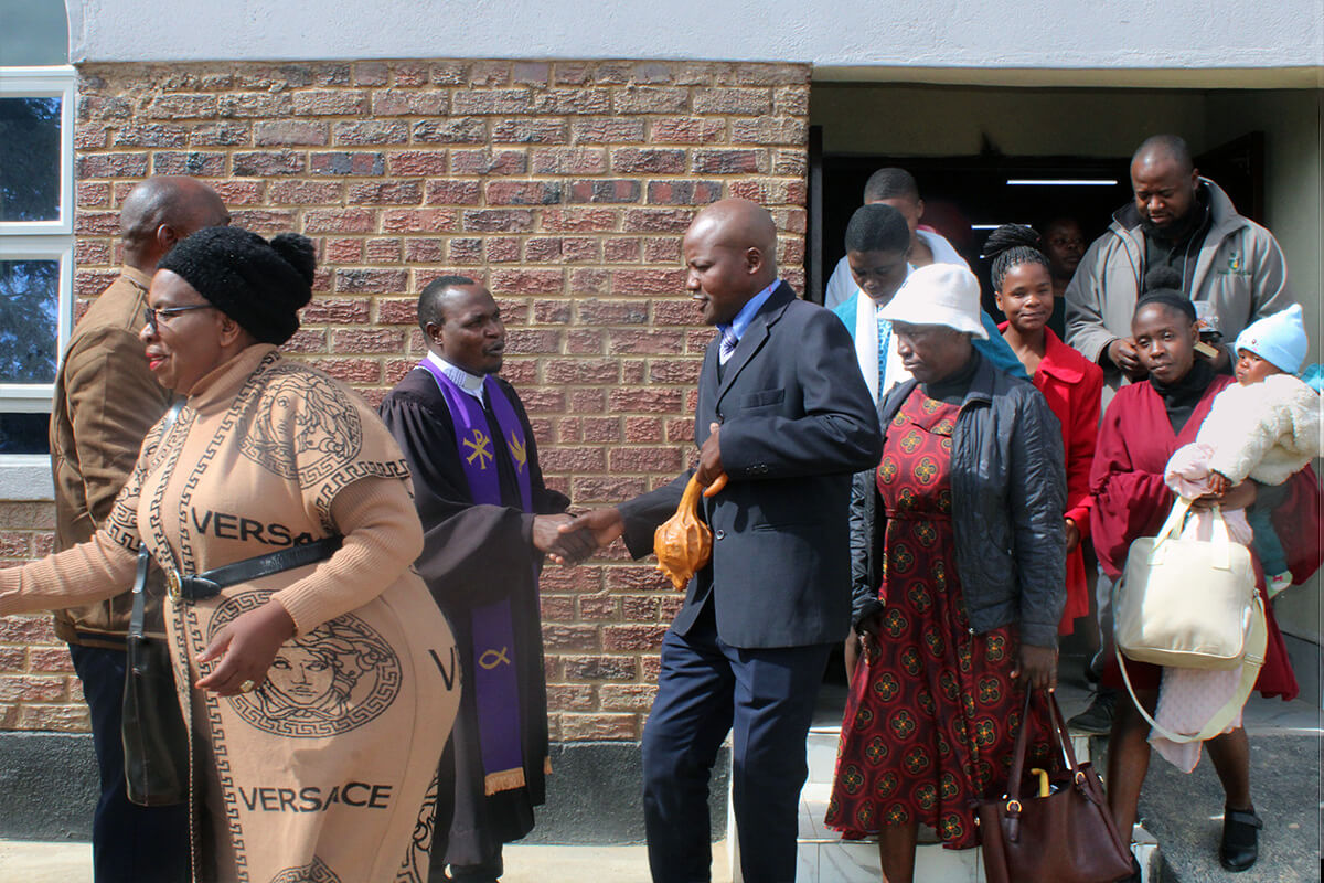 Le Pasteur Cosmas Chafanza (troisième à partir de la gauche) salue les fidèles à l'issue du culte dans le nouveau lieu de culte du circuit de Magamba, à Rusape, au Zimbabwe. Ce circuit connaît une croissance grâce à ses efforts d'évangélisation et d'action sociale. Photo de Kudzai Chingwe, UM News.