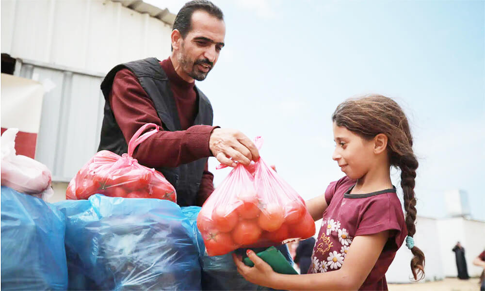 Fresh food distribution to Gazan Internally Displaced People (IDPs) through UMCOR partner United Palestinian Appeal. Photo: UPA