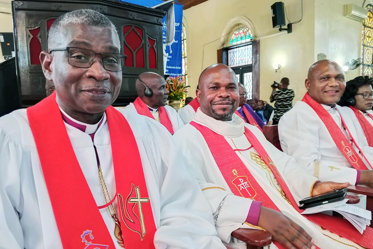 Les évêques Gaspar J. Domingos, Ande I. Emmanuel et Nelson Kalombo Ngoy suivent le déroulement du culte d’ouverture du Collège des évêques d’Afrique, qui s’est tenu à la First United Methodist Church de Monrovia, au Libéria. Construite en 1822, cette église est la plus ancienne église protestante d’Afrique. Photo gracieusement fournie par le service de communication de la Conférence annuelle du Libéria.