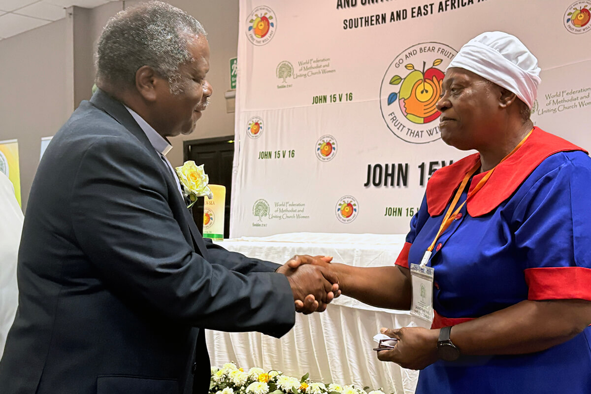 Le pasteur Jairous Mafondokoto, assistant administratif de l’évêque de la région du Zimbabwe, de la Zambie, du Malawi et du Botswana, félicite Pamela Saungweme d’avoir mis sa maison à la disposition de l’Église pour y mener des programmes de lutte contre la toxicomanie et l’abus de substances. Mme Saungweme avait été touchée par le témoignage d’une famille dont le fils avait surmonté sa dépendance. Photo d’Eveline Chikwanah, UM News.