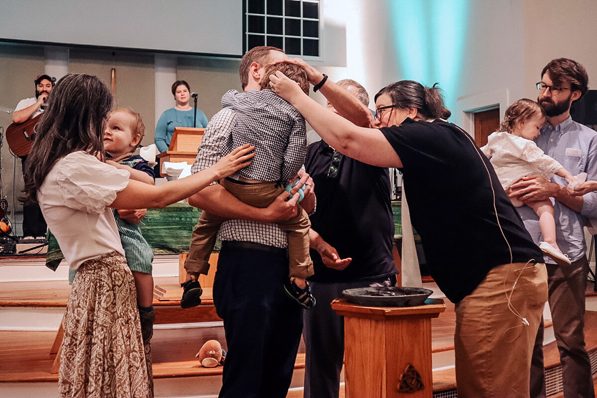 La Revda. Anjie Peek Rivers ofició el 9 de agosto un bautizo para la familia Nichols en la iglesia Eastside de Atlanta, Georgia una de las nueve congregaciones metodistas unidas pequeñas y prósperas destacadas en un nuevo informe de Socios de Impacto de Wesleyan. En el informe titulado "Pequeñas Congregaciones Florecientes”, esta organización sin fines de lucro con sede en Texas insta a La Iglesia Metodista Unida a considerar a las iglesias pequeñas como un activo valioso. La iglesia Eastside también celebró el 9 de agosto su 15º aniversario. Foto cortesía de Karina Aragon-Buchanan, Iglesia Eastside.