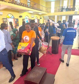 Jovens adultos de Luanda desfilando com alguns produtos durante o acto de apresentação do Projecto na Igreja Metodista unida do Redentor.