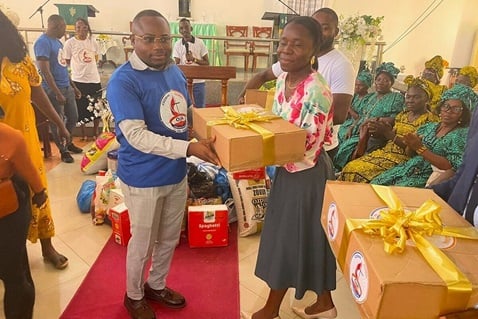 Mauro de Oliveira, project coordinator and District Director for Young Adults in the Luanda District, presents a basic food kit to the coordinator of the Intendancy for distribution among the most vulnerable.