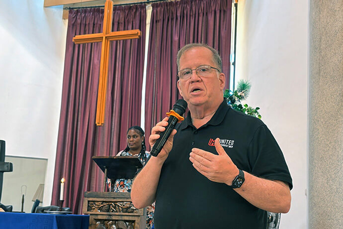 El Rev. Rick Vance máximo dirigente de Hombres Metodistas Unidos, intervino durante la reunión inaugural de esta organización en el continente africano, que tuvo lugar del 9 al 11 de diciembre de 2025 en la Universidad de África, en Mutare, Zimbabue. El 7 de octubre, Vance anunció que Hombres Metodistas Unidos había suspendido su afiliación con la Asociación Nacional de Presidentes de Conferencia de Estados Unidos. No obstante, expresó su esperanza de que ambas partes puedan trabajar para alcanzar un acuerdo que restablezca su relación. Foto de archive de Eveline Chikwanah, Noticias MU.