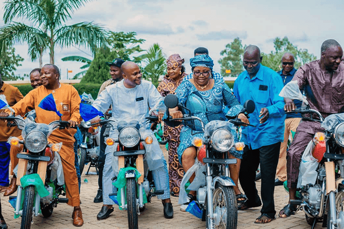 L'Evêque Ande I. Emmanuel (deuxième à partir de la gauche) et d'autres Responsables Episcopaux testent les motos récemment acquises lors d'une cérémonie de remise à Jalingo, au Nigeria. Conçus pour affronter les terrains accidentés, ces véhicules permettront d'atteindre des villages isolés afin d'y implanter des Eglises, de gagner des âmes et de soutenir plus efficacement le travail pastoral. Photo de Joseph Dauda Idris Balasa, UM News.