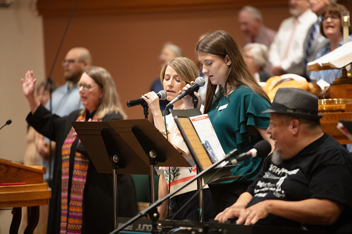Un coro intergeneracional y un grupo de alabanza dirigen parte del culto del 4 de octubre durante la celebración del centenario de la Primera Iglesia Metodista Unida de Portland, Texas, ciudad ubicada en la costa del Golfo de México. Esta congregación ejemplifica el aumento de las profesiones de fe mediante la confirmación registrado el año pasado en las iglesias metodistas unidas de Estados Unidos. Foto de George Banda, Conferencia Anual Río Texas.