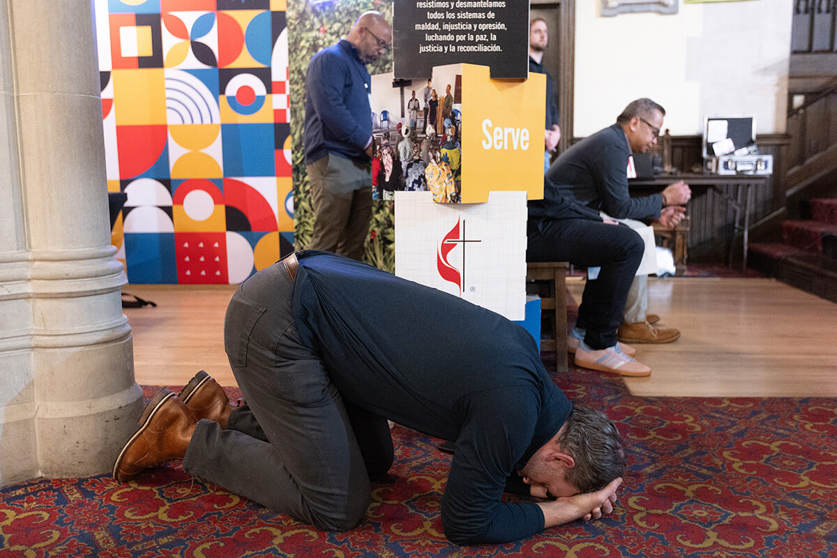 Le révérend Christopher T. McAlilly prie pendant le culte du matin, le 22 octobre, lors du Rassemblement des dirigeants méthodistes unis à l’Église unie Knox de Calgary, au Canada. Les participants ont consacré leur deuxième journée complète à passer de la description des réalités auxquelles est confrontée l’Église méthodiste unie à une réflexion sur les pratiques qui pourraient l’aider à s’épanouir. Photo : Mike DuBose, UM News. 