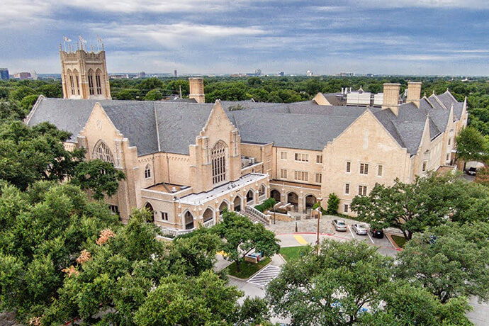 Integrantes de la Iglesia Metodista Unida Highland Park, que comenzó hace 110 años en el campus de la Universidad Metodista del Sur, en Dallas, votaron el 25 y 26 de octubre a favor de romper sus vínculos con La Iglesia Metodista Unida. Foto cortesía de la Iglesia Metodista Unida Highland Park, vía Wikipedia.
