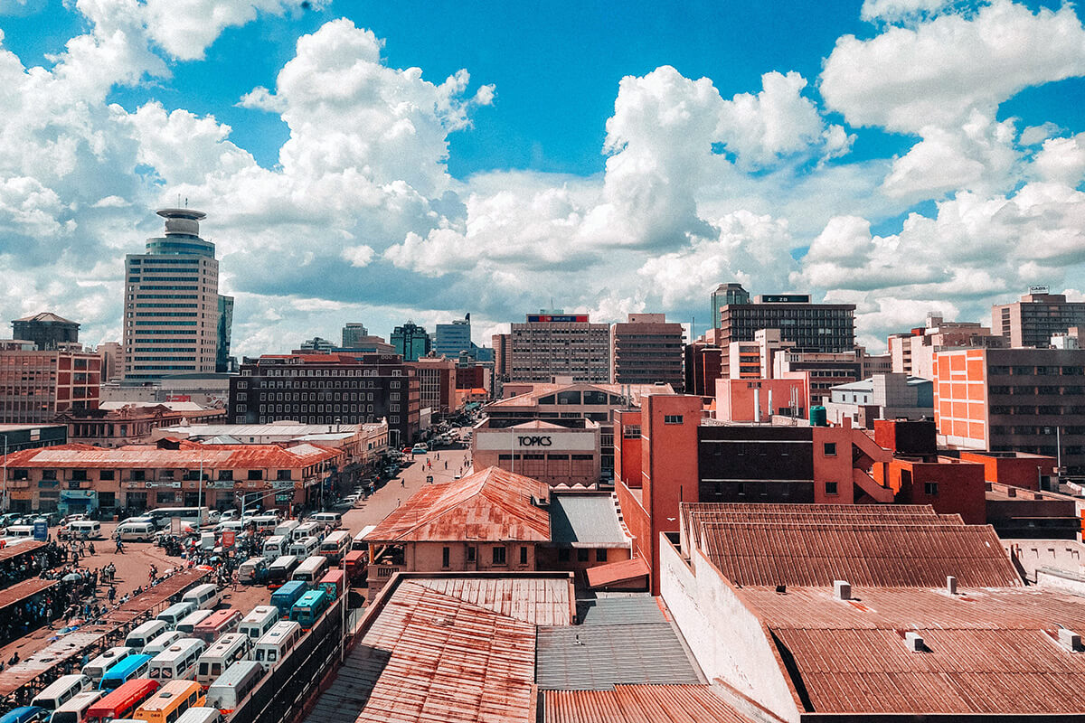 Harare, au Zimbabwe, a été choisie comme deuxième lieu d’accueil de la Conférence Générale de 2028. La Commission de la Conférence Générale a pris cette décision le 27 octobre, lors de la deuxième journée de sa réunion d’automne en ligne. Photo de Brandon Mushori via Wikimedia Commons.